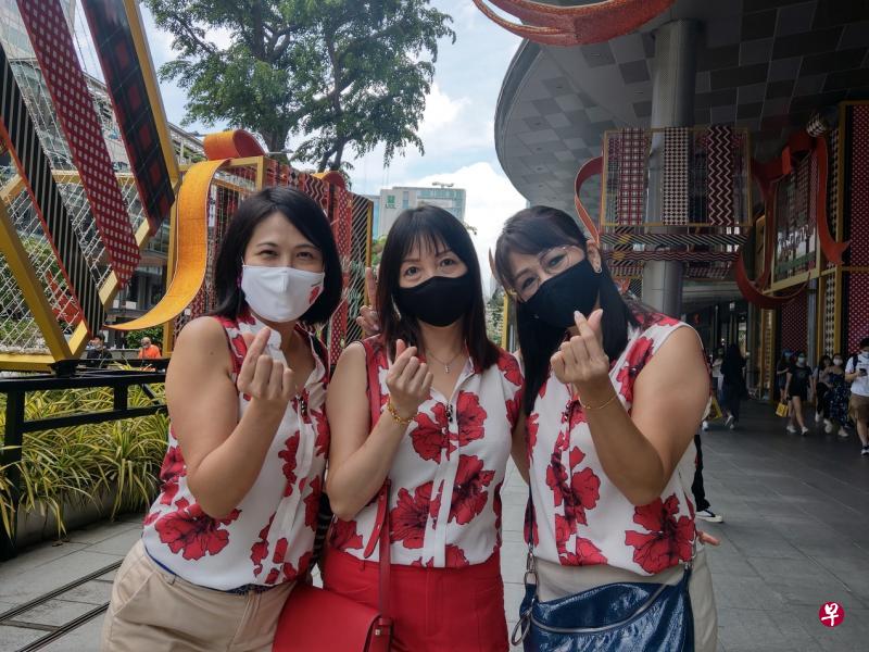 解封第三阶段正式启动，加上近期也引进疫苗，新的一年似乎迎来新希望，希望六个月后会更好。——杨蕙容（中，47岁，自雇人士）与两名表姐妹