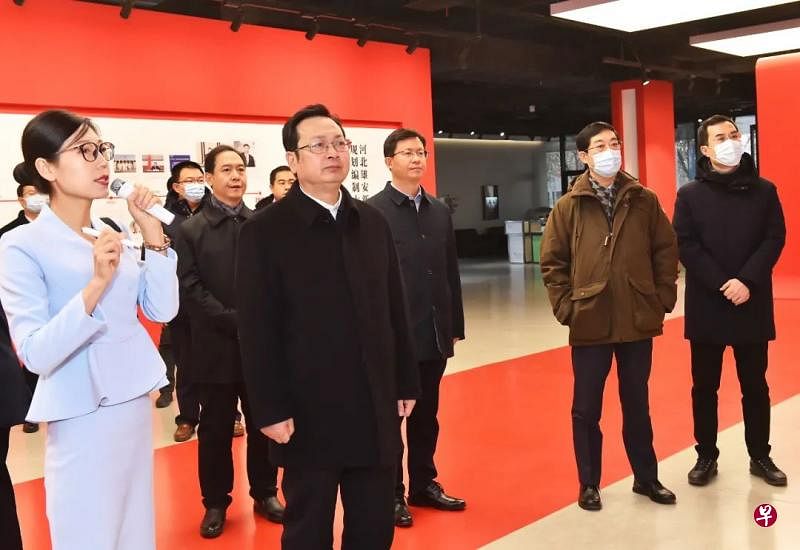 张国华（前排左二）29日在雄安新区规划展示中心，仔细听取新区各项规划、政策体系及项目建设情况介绍。 （雄安发布微信公众号）