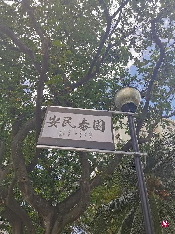 →灯柱上展示书法之美，为河畔增添诗意。
