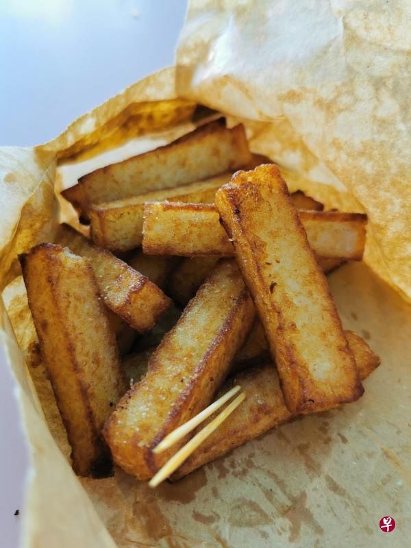 黄埔通道第91座熟食中心的现炸萝卜糕，14条只卖2元。