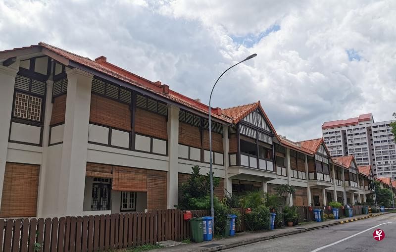 马来式建筑的最大特色是斜尖屋顶和成排百叶窗。