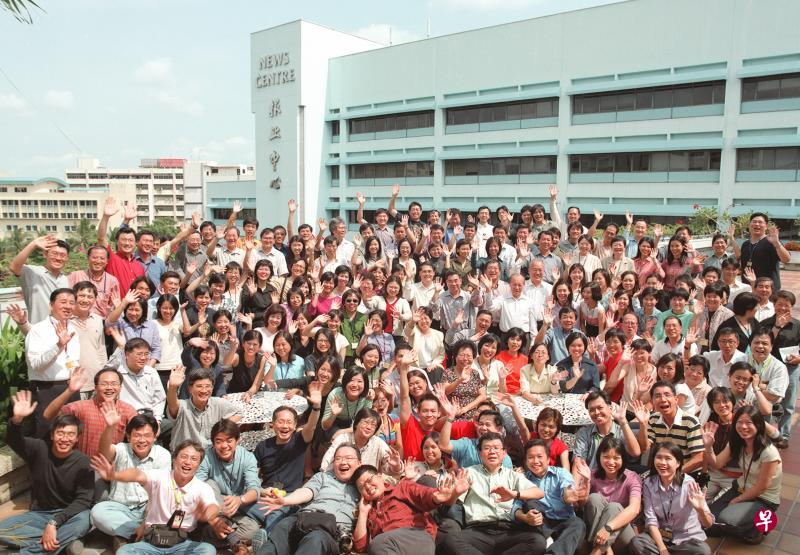 2002年，《联合早报》的管理层和全体工作人员搬到大巴窑北总部前，在仁定巷的报业中心天台留影。（档案照片）