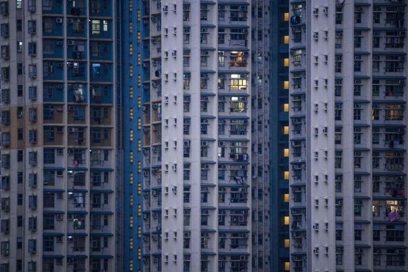 展望2021年，香地楼市好坏因素并存：移民潮涌现或对楼价构成压力；但低息环境及市场流动性充裕，加上港股走势被看好，都将为楼价带来支持。（法新社）