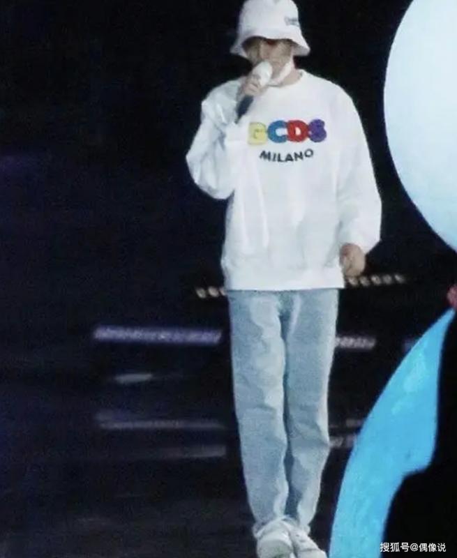 王俊凯29日抵达海口后连夜彩排。（互联网）