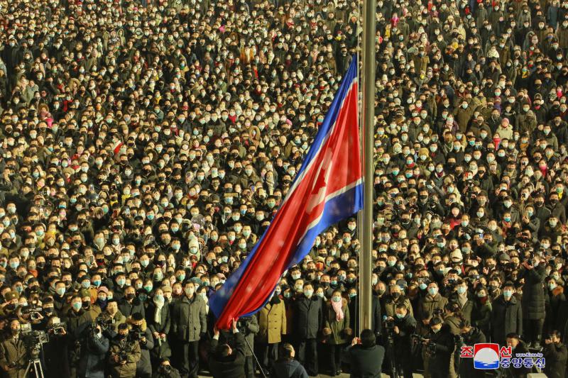 在2021年零时，朝鲜当局在平壤金日成广场举行盛大的升旗仪式，庆祝新年的到来。（法新社） 