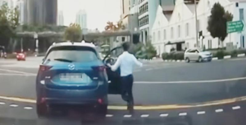 轿车司机下车理论时忘记拉手刹车，狼狈反追刹停。（视频截图） 