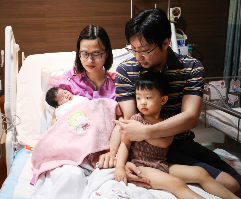 陈志洪和游惠岚的小女儿在2021年的零时零分零秒出生，是今年的元旦宝宝之一。（李健玮摄）