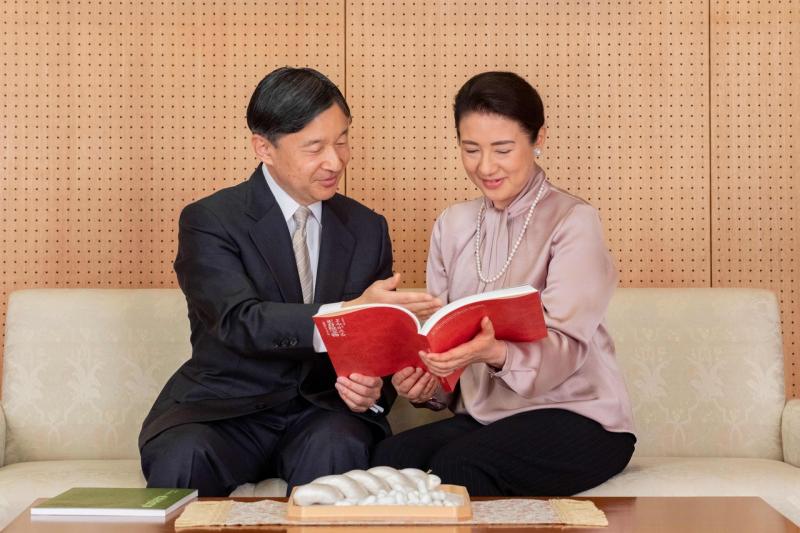 一名29岁男子涉嫌闯入日本德仁天皇（左）的东京人住所后被捕。（法新社） 