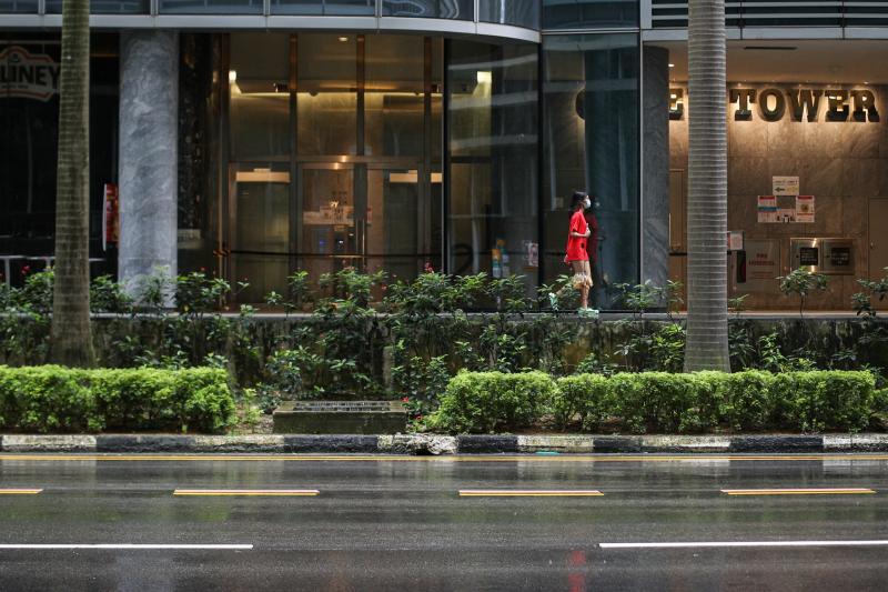 市区重建局正探讨垫高罗敏申路，确保马路旁的巴士站和人行道的高度，能与沿途建筑地面层一致。（李健玮摄）