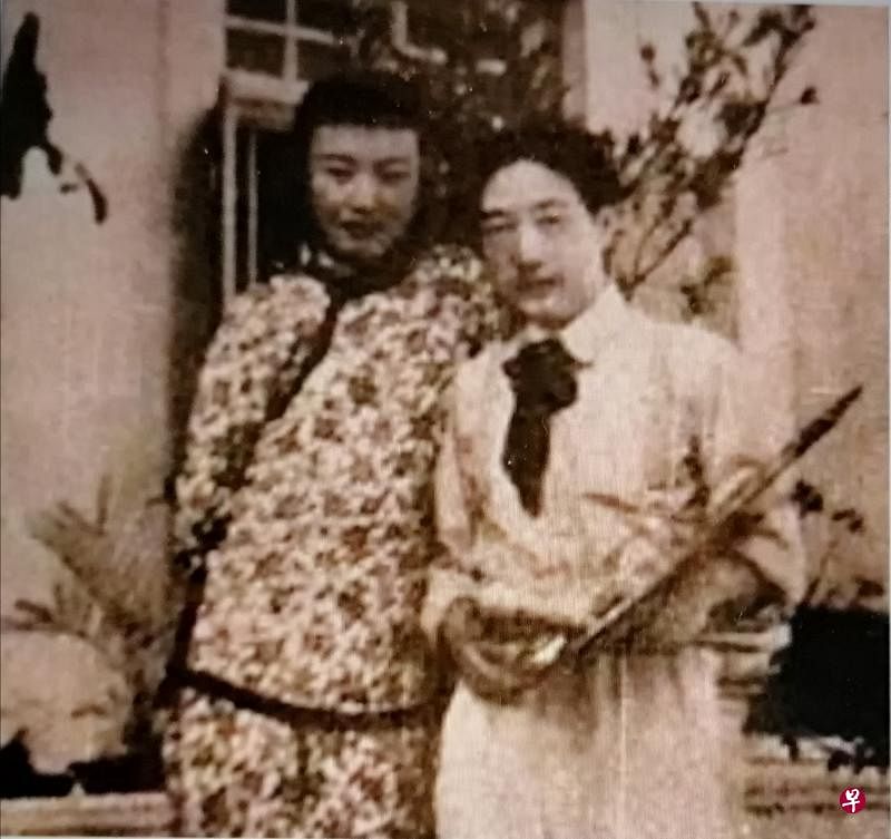 徐悲鸿和王莹在芽笼江夏堂大门旁合影，王莹身穿戏剧服装，作为画家作画写实的对象。（作者提供照片）