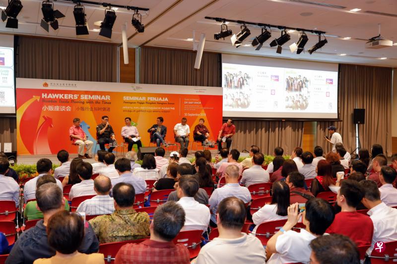小贩座谈会希望促进小贩之间的交流，鼓励同行相互学习。图为2019年的小贩座谈会。（环境局提供） 