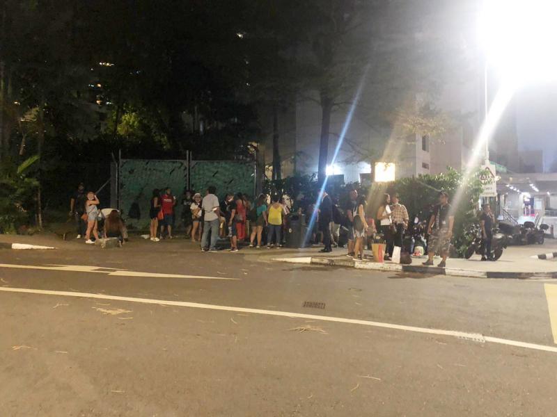 20多名外籍人士被指在幸运商业中心后面聚集，有人抽烟喝酒，有人播放音乐，周末假日“开派对”至凌晨，干扰附近公寓住户夜不能眠。（受访者提供）