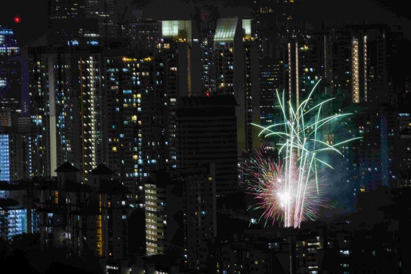 2020跨入2021年的那一秒钟，赫然听到窗外传来Happy New Year的欢呼声。