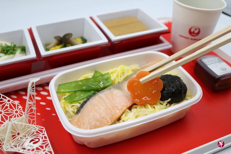 在日本铁路咖啡馆可品尝到日本航空的味噌酱烤三文鱼飞机餐。（餐馆提供）