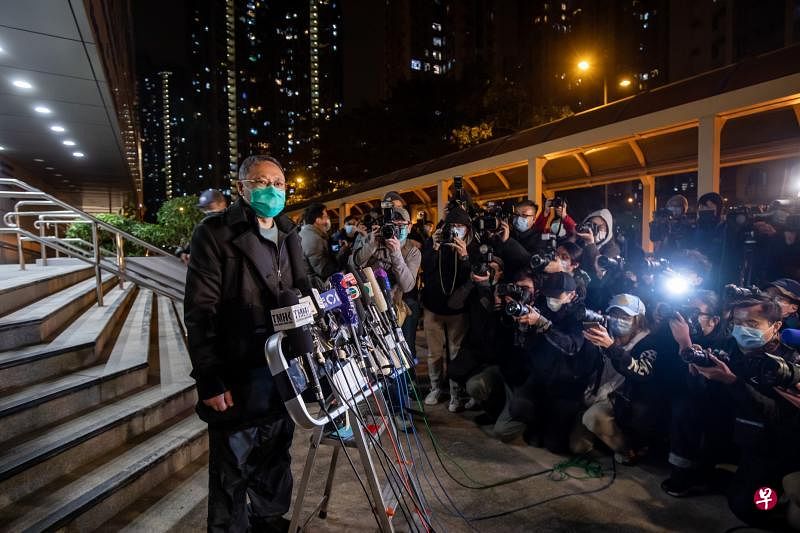 港大前副教授戴耀廷（左）前晚在马鞍山警署保释外出后，向等候的媒体发言。（彭博社）