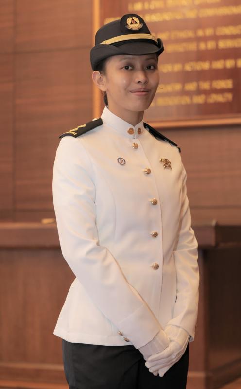 　柯倩颖中尉加入殡葬业两年后，决定转换职业跑道，参加民防部队消防队长课程，希望在他人身处危险时能及时伸出援手。（民防部队提供）