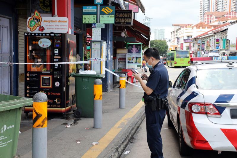 警方周二在砍人案件发生后，将巴士站周围封锁，进行调查。（邝启聪摄）