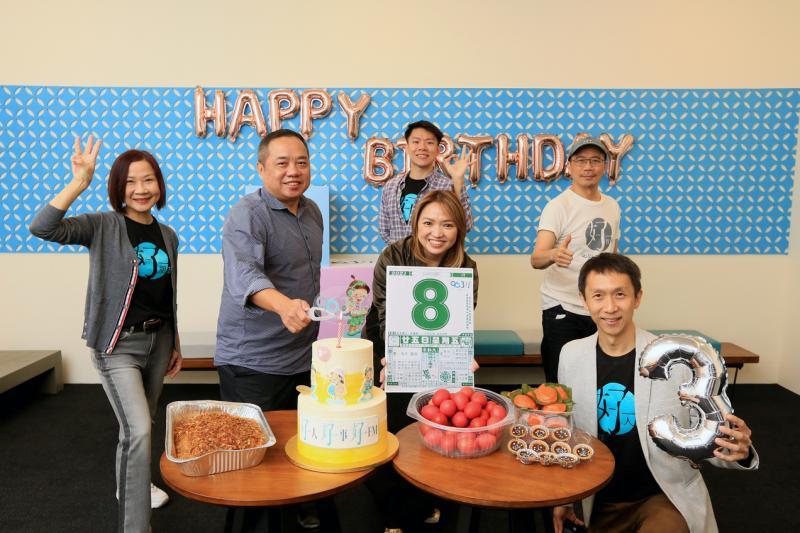 好FM的DJ们在疫情下双现场庆生，新加坡报业控股电台总经理沈丰发（前排左二）与DJ林安娜（前排左一起）、洪菁云、王德明、刘杰奇（后排右）和制作人杨洤斌（后排左）在报业中心第一现场。