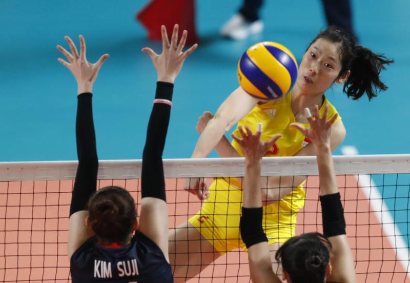 由朱婷（黄衣）领军的新一届中国女排将为东京奥运进行冲刺阶段的备战。（中新社）