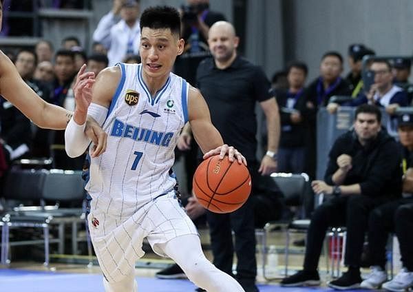 林书豪上赛季首次登陆CBA，为北京首钢打了43场比赛。（互联网）