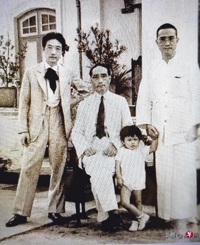 1939年徐悲鸿（左）与黄孟圭（中坐者）黄曼士兄弟在江夏堂前合影。（作者提供）