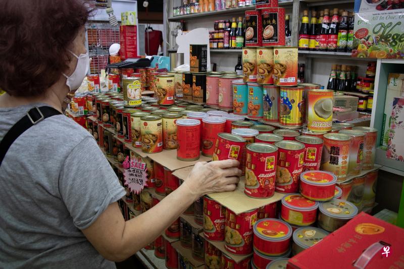 农历新年餐桌上必不可少的鲍鱼今年价格跌一成，但消费者买年货时仍会精打细算。（陈来福摄）