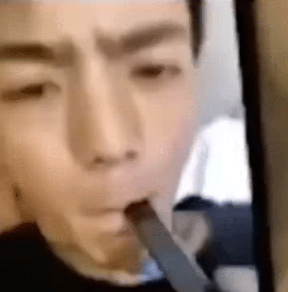 中国藏族青年丁真因质朴的外表在网上走红，但最近却被爆出吸烟视频，与此前“不抽烟、不喝酒”的清纯人设不符。（互联网）