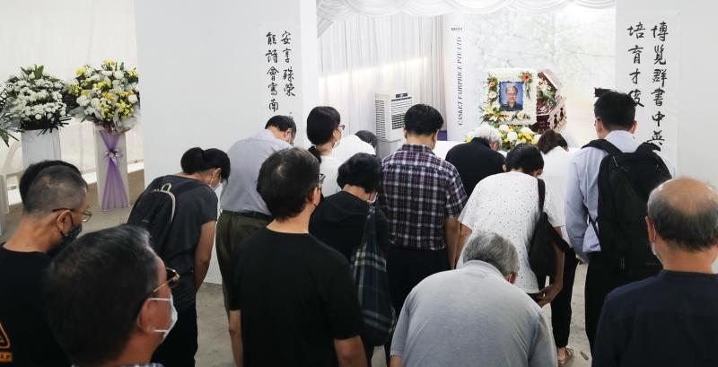 文化奖得主英培安遗体昨早火化，亲友在灵堂前向他鞠躬道别。（蔡家增摄）