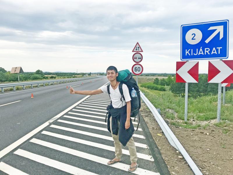 甘尼莎·巴拉克里希南旅途中常在路边拦车，看是否有人愿意让他搭个顺风车。（受访者提供） 