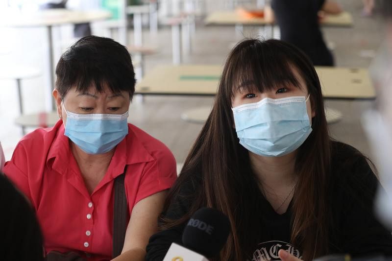 遇害女童林秀蓉的母亲洪云丽（左）和小女儿林家慧（右）1月18日接受媒体采访。（饶进礼摄） 