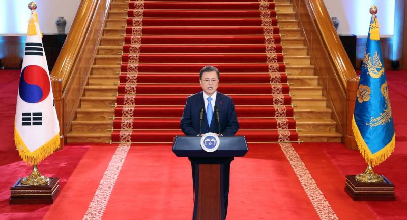 文在寅说，赦免朴槿惠和李明博的前提是需要达成国民共识，若国民不认同，赦免就不能成为团结的方案，反而会造成民意分裂。（法新社） 