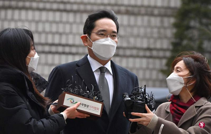 韩国首尔高等法院周一裁定，李在镕请托时任总统朴槿惠和其亲信崔顺实，帮助其继承经营权并提供86.8亿韩元（约1046万新元）贿赂的行贿罪成立，当庭被捕。（法新社） 