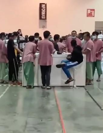 根据视频，疑似聚赌现场还设有兑换筹码的柜台。柜台周围还有多名身穿隔离中心制服的隔离者。 （面簿视频截图） 