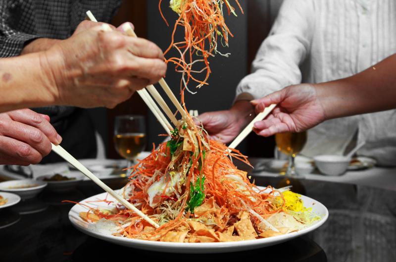 食客捞鱼生时必须戴口罩， 且不能边”捞起“边说吉祥话。（档案照） 