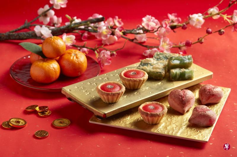 玉楼新春年糕挞、酥炸小麦草马蹄糕、玫瑰情人饼等，吃了甜甜蜜蜜。（餐馆提供）