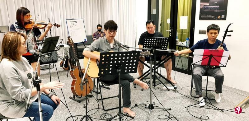 韩咏梅（前排右起）、黄宏墨、洪菁云在认真排练中。（大唐文化提供）