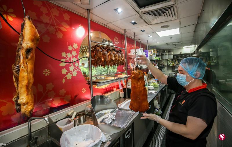 桃苑餐馆为来临农历新年准备了3000只乳猪，比去年的2000只多出一半，以确保能满足不断增加的住家订单。（叶振忠摄）