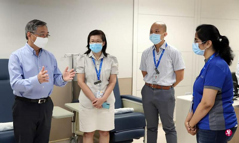 卫生部长颜金勇（左一）上个月到国家传染病中心，了解首批医护人员接种冠病疫苗的情况。（档案照片）
