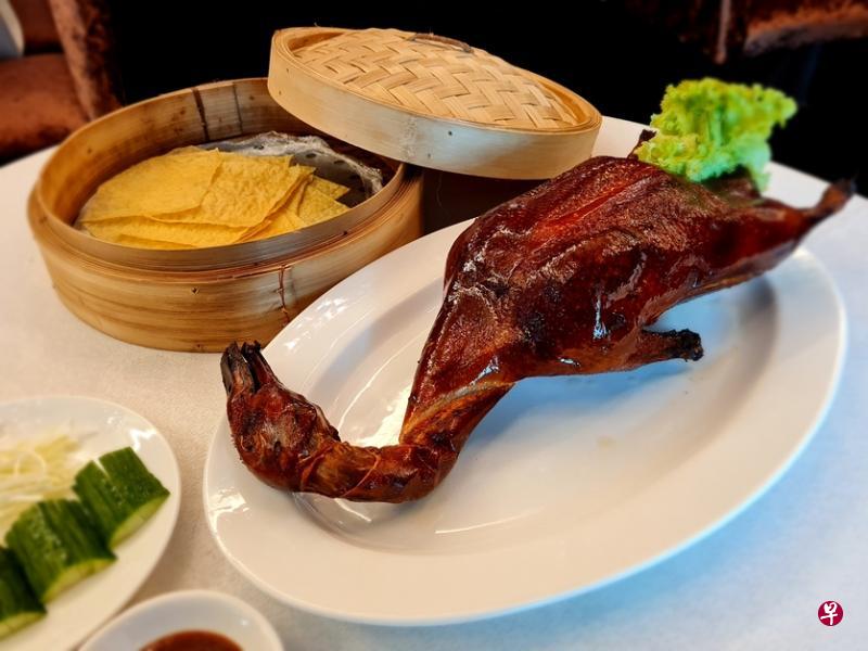 北京片皮鸭肥而不腻，嫩而多汁。