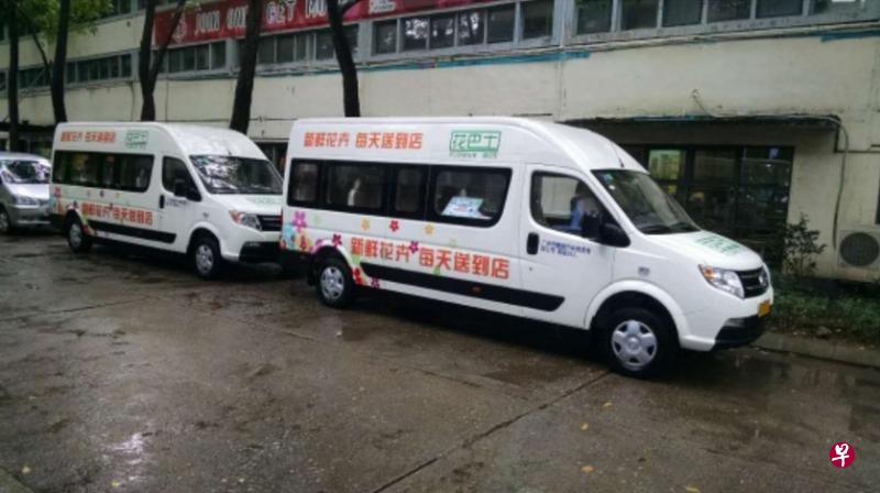 冠病疫情冲击传统线下鲜花市场，但线上鲜花电商迎来发展机遇。图为广州鲜花电商 “花巴士” 的鲜花配送车辆。（花巴士提供）