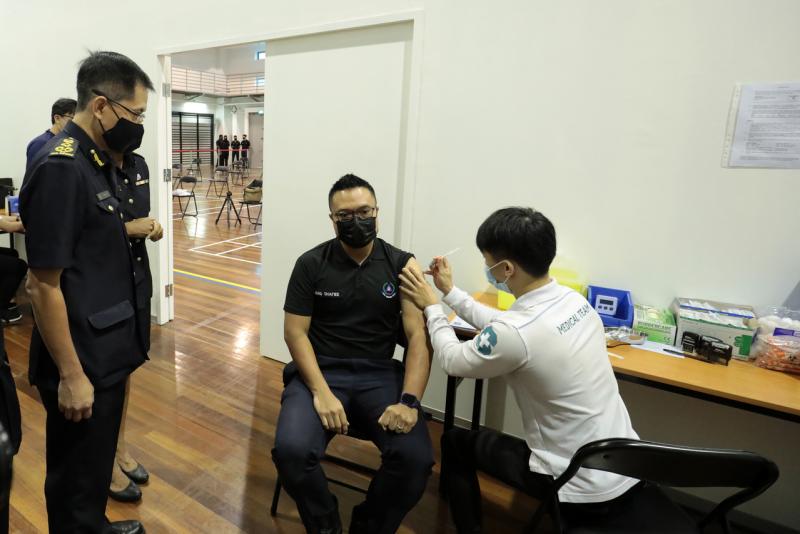 本地参加私人综合健保计划的受保人若因接种冠病疫苗出现并发症而须住院，也能获得保障。（档案照片） 