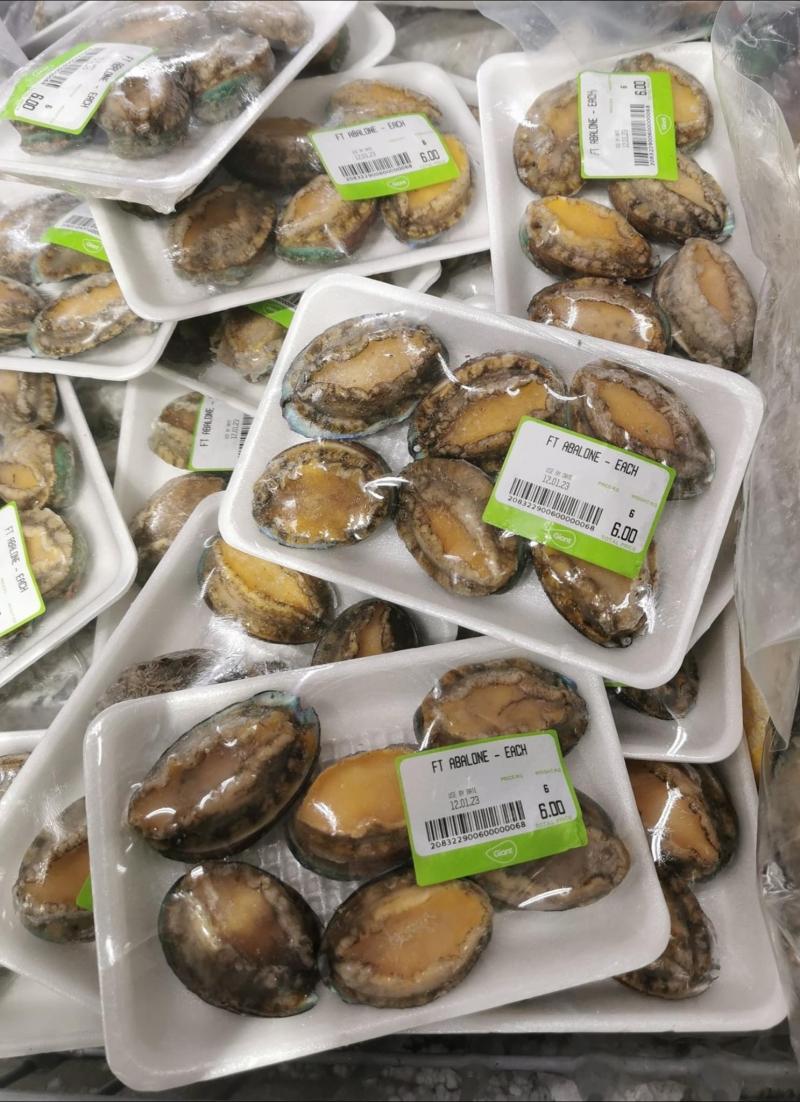 刘成忠在巨人超市（Giant）购买冷冻“九孔”鲍鱼，六个只卖6元。（受访者提供）  
