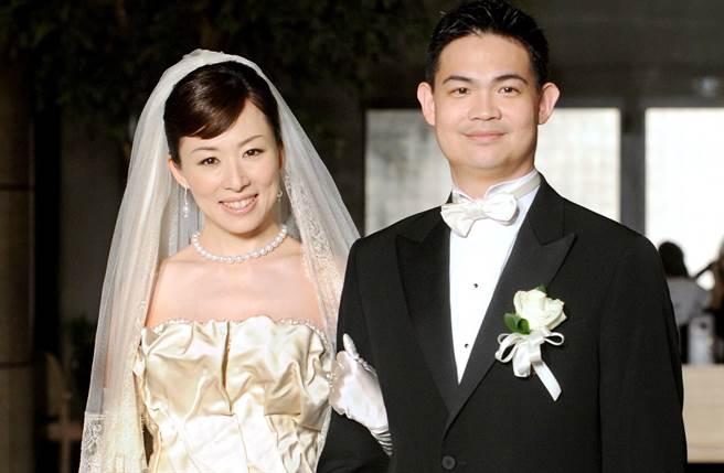 连胜武（右）2009年与相恋四年的华航空姐路永佳（左）结婚，育有一子二女，但连胜武婚后依然花边新闻不断。（互联网）