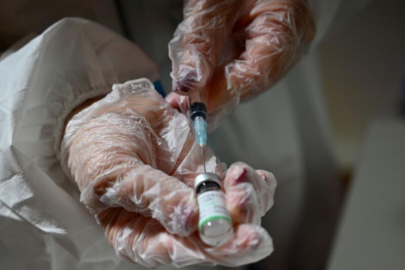 秘鲁卡耶塔诺大学确认，死亡的参试者接种的是安慰剂而非国药集团的疫苗。（法新社）