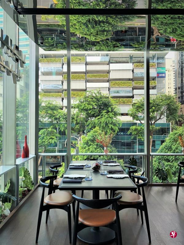 在V-Dining餐馆用餐，可欣赏乌节路街景。