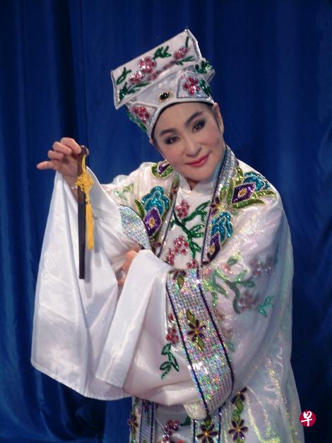 洪秀玉饰演唐伯虎，搞笑喜剧让人捧腹。（主办单位提供）