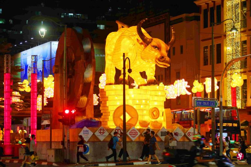 其他诸多往年都会如常登场的庆祝活动，如牛车水的年货市场首次停办；已有49年历史，多姿多彩的妆艺大游行，以及年年吸引百万参观人次的春到河畔迎新年，都不得不首次搬到线上。（档案照）