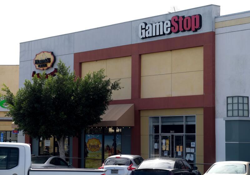 游戏零售商GameStop等股票的高度投机交易仍令市场不安，导致美国股市周五大跌。（法新社） 