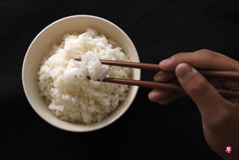 多吃白米饭和意大利面食等淀粉类食物，可使排出物变得更稠。（档案图）