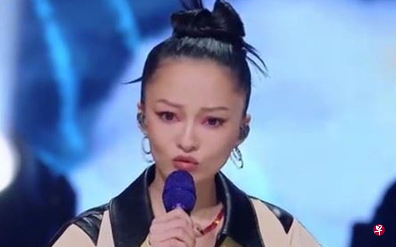 网友猜测张韶涵提起的往事，是她当年遭爸妈控诉弃养一事。（互联网）